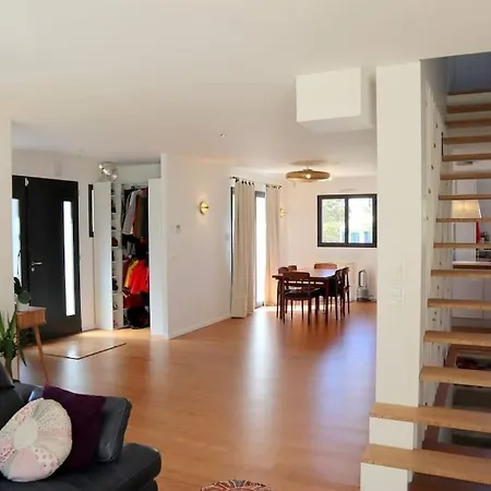 Maison Moderne Et Confortable En Bordure De Foret *