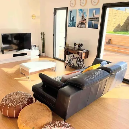 Maison Moderne Et Confortable En Bordure De Foret *